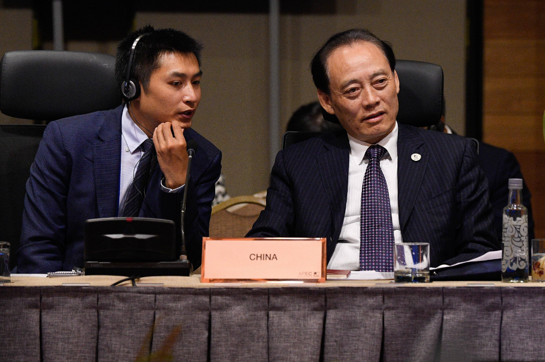 特朗普�罕見�參會，又想�算計�誰