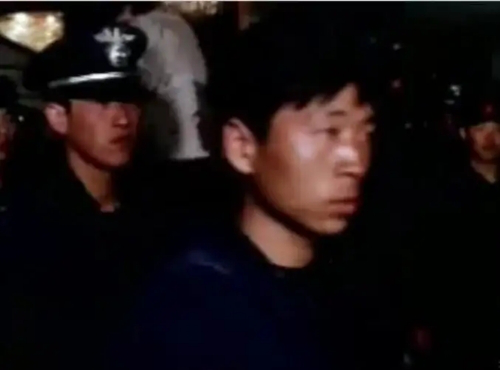 中国大案纪实：持枪在歌舞厅扫射，逃亡途中做整容手术，警方出动几百人抓捕