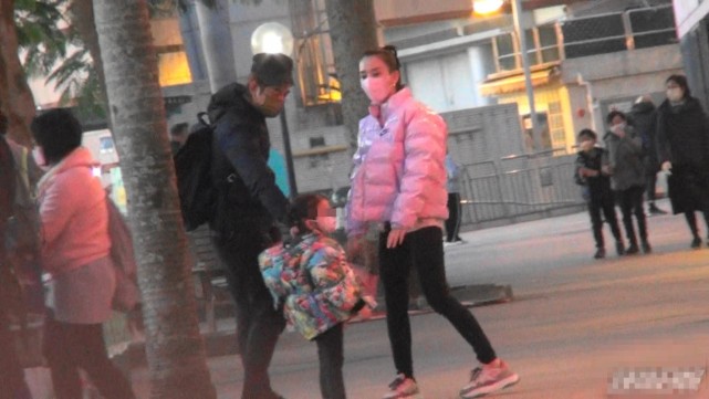 郭富城一家四口罕見同框，夫妻挽手很甜蜜，倆女兒正面超可愛