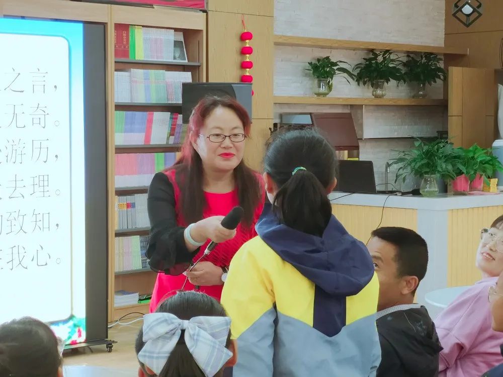 白银市妇联举办“诵国学经典·传优良家风”国际家庭日专场亲子阅读活动