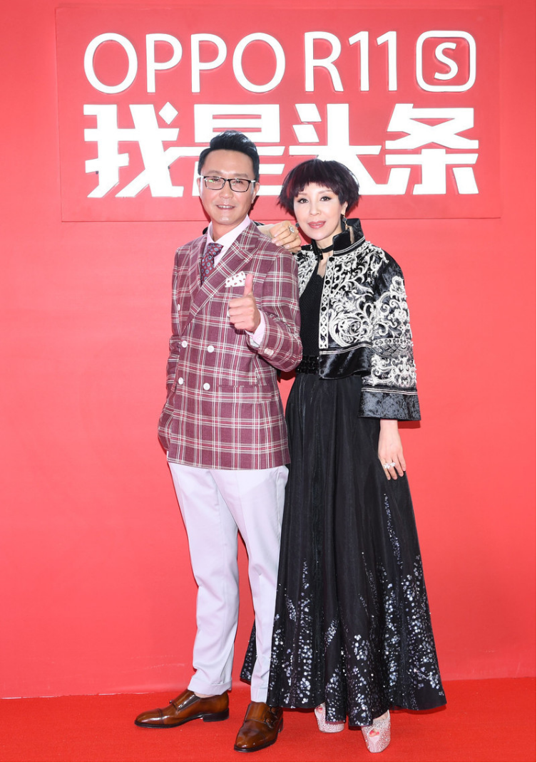 吴刚妻子才叫会保养，一把年纪了脸还溜光水滑