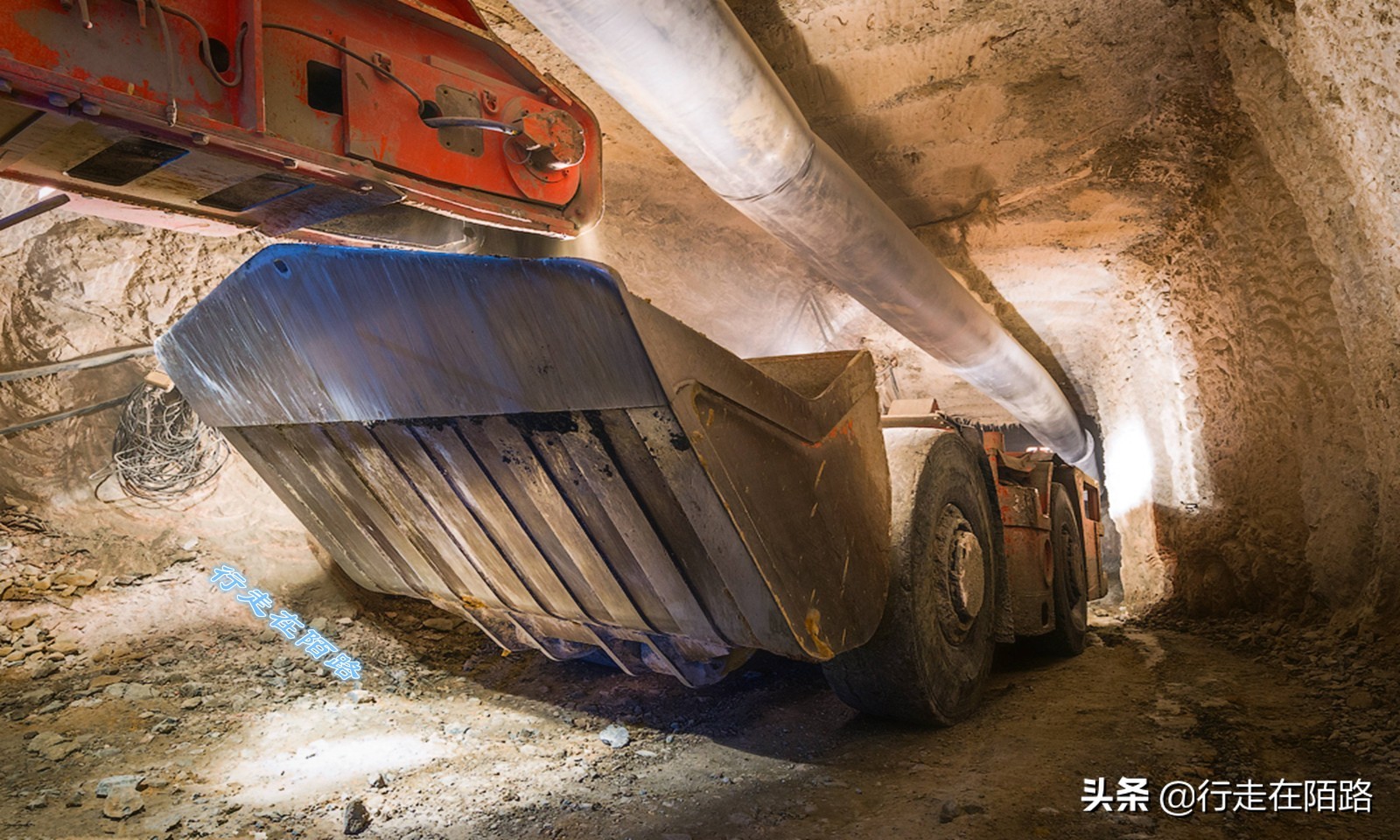 米爾內鑽石坑：共挖出15億噸礦石，日產鑽石3萬克拉
