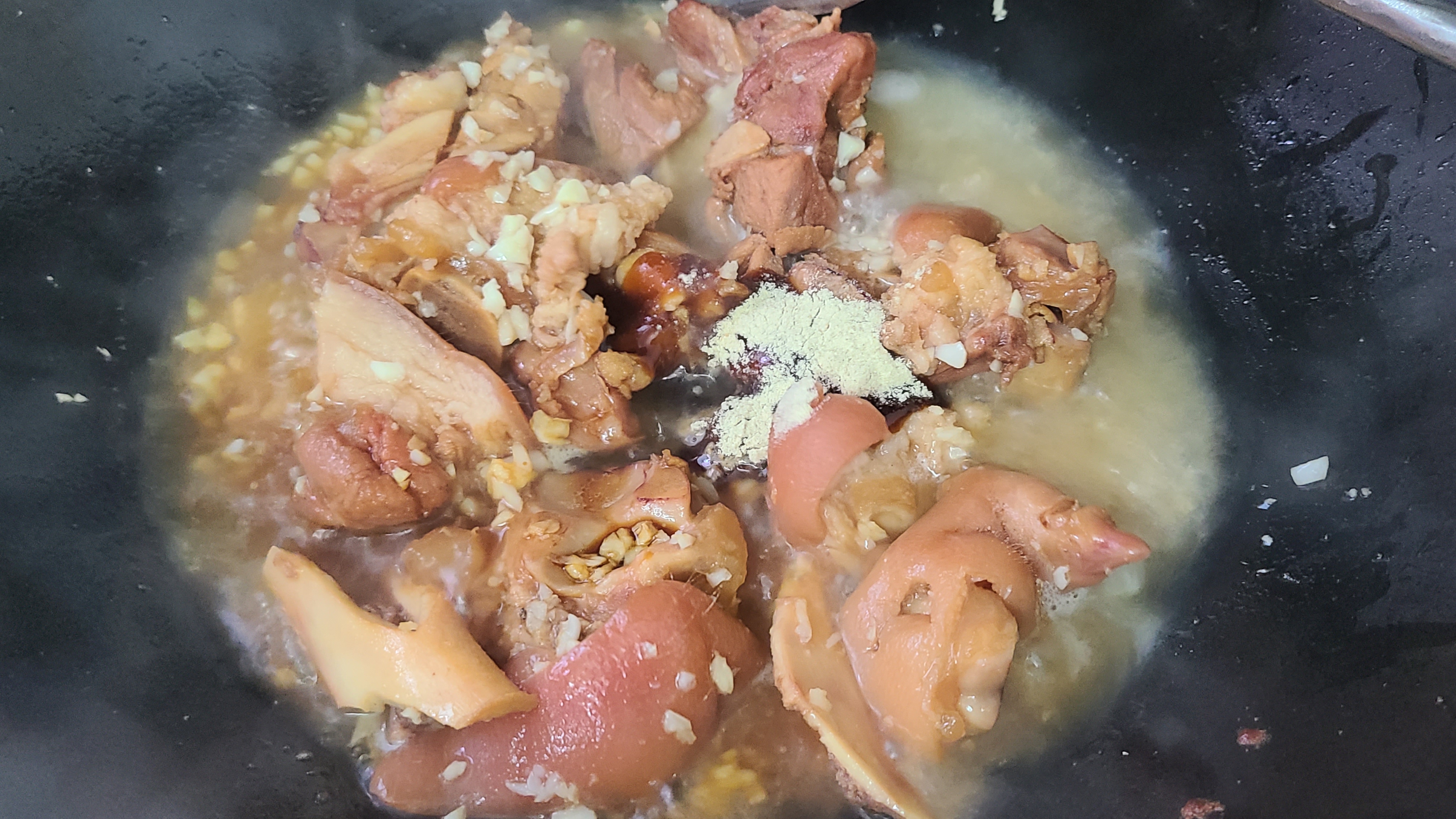 蒜香猪脚，简单好吃香味浓，这样的下饭菜，看着就嘴馋