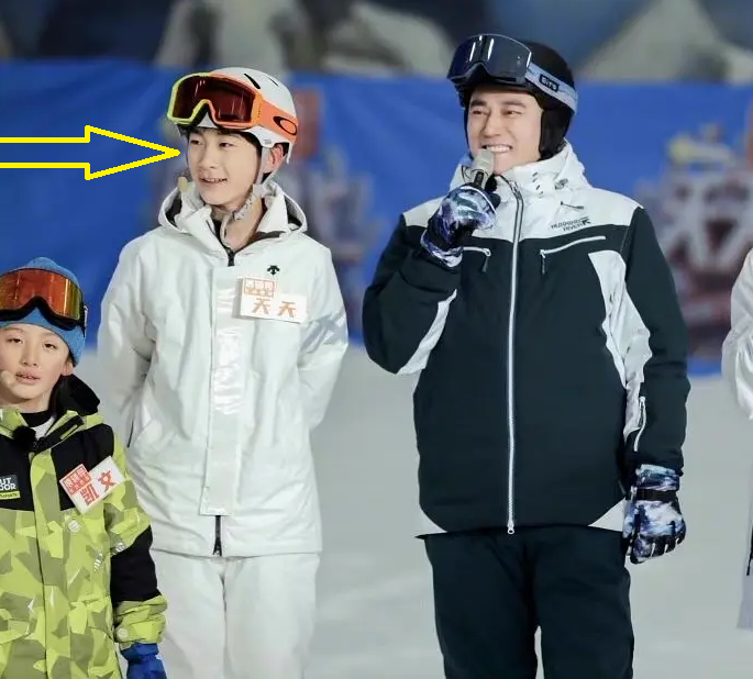 13岁天天与张亮同框，身高接近1米8，穿西服颜值