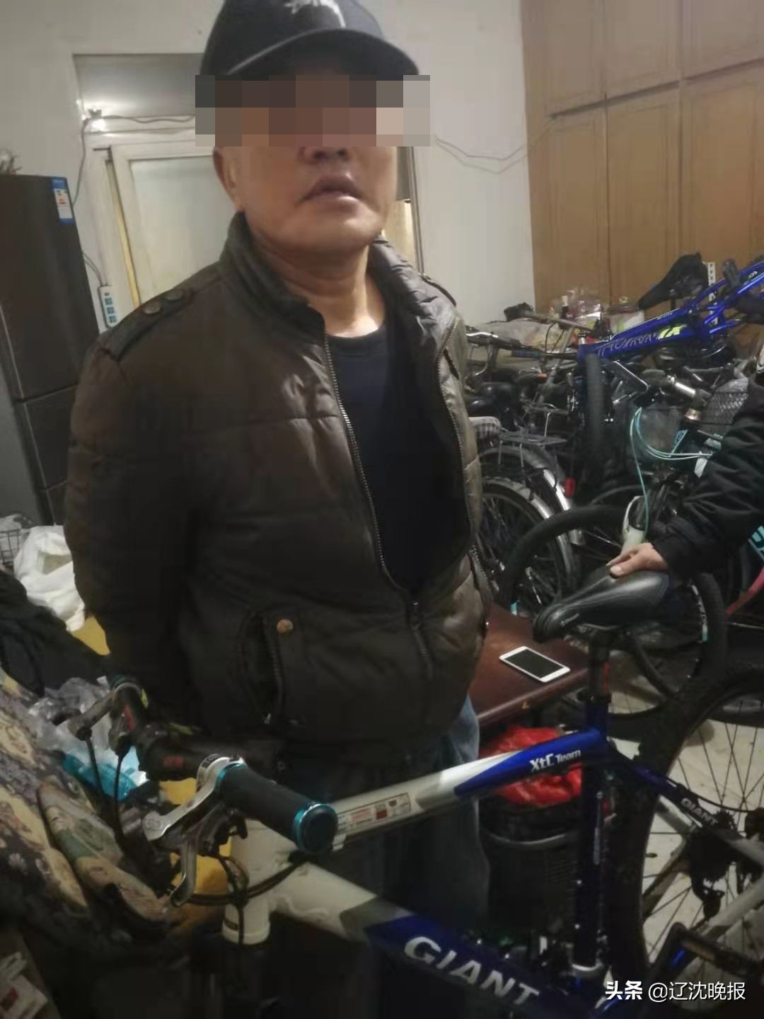 除夕夜万元自行车被盗，民警打开小偷家门时傻眼了：“屋里除了2张床摆的全是自行车”