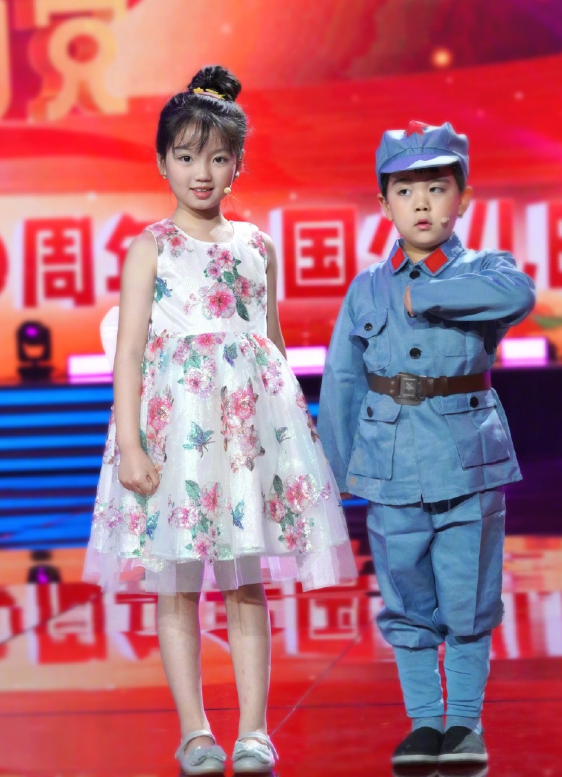 阿拉蕾8岁近照曝光，穿制服唱歌意外撞脸林小宅，被评像洋娃娃
