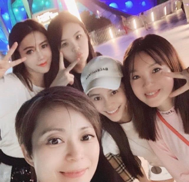baby回应与贵妇合照站边缘：谁光线好就围过去，不介意站哪里