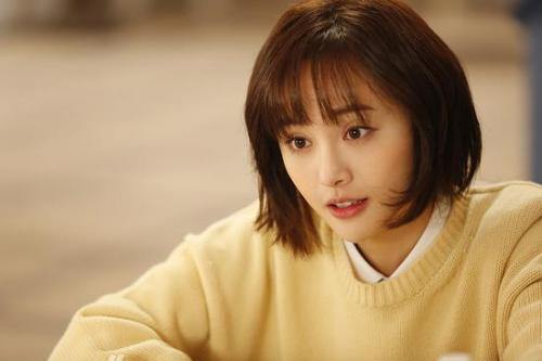 郑爽机场造型上热搜，又酷又飒男友风，颜值再次破新高！