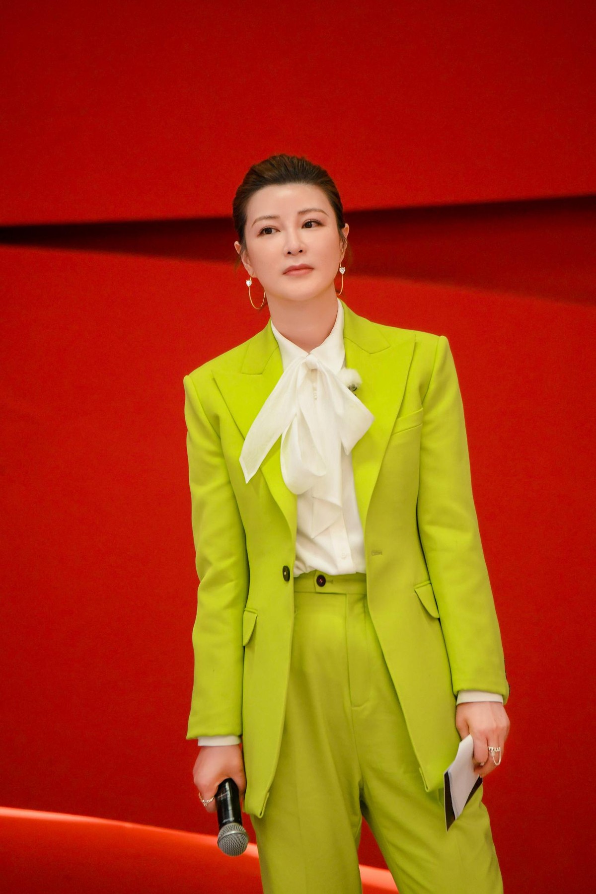 杜华又穿西装亮相，40岁还穿得花花绿绿，网友：不出道可惜了