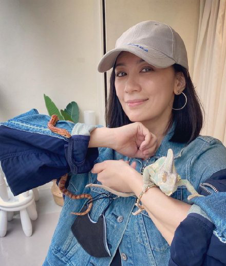 賈靜雯大女兒徒手抓蛇，脖子上直接掛兩條，一旁波妞嚇到直躲開