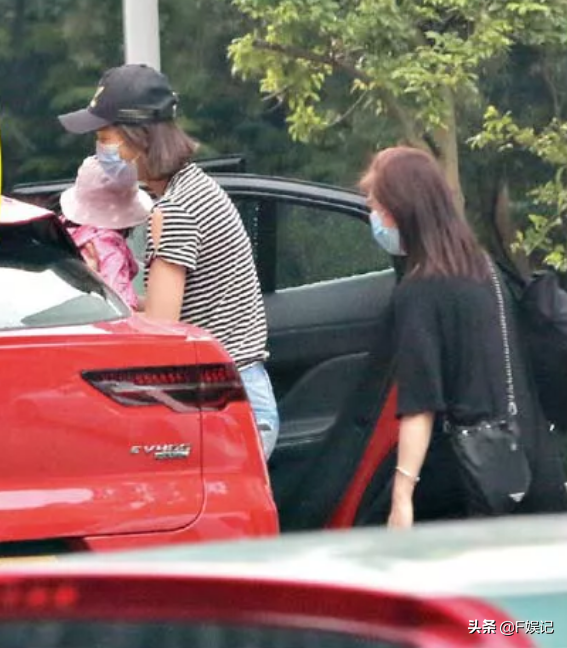 李亚男挺孕肚带女儿去亲戚家做客 母女俩在街上做足防疫措施