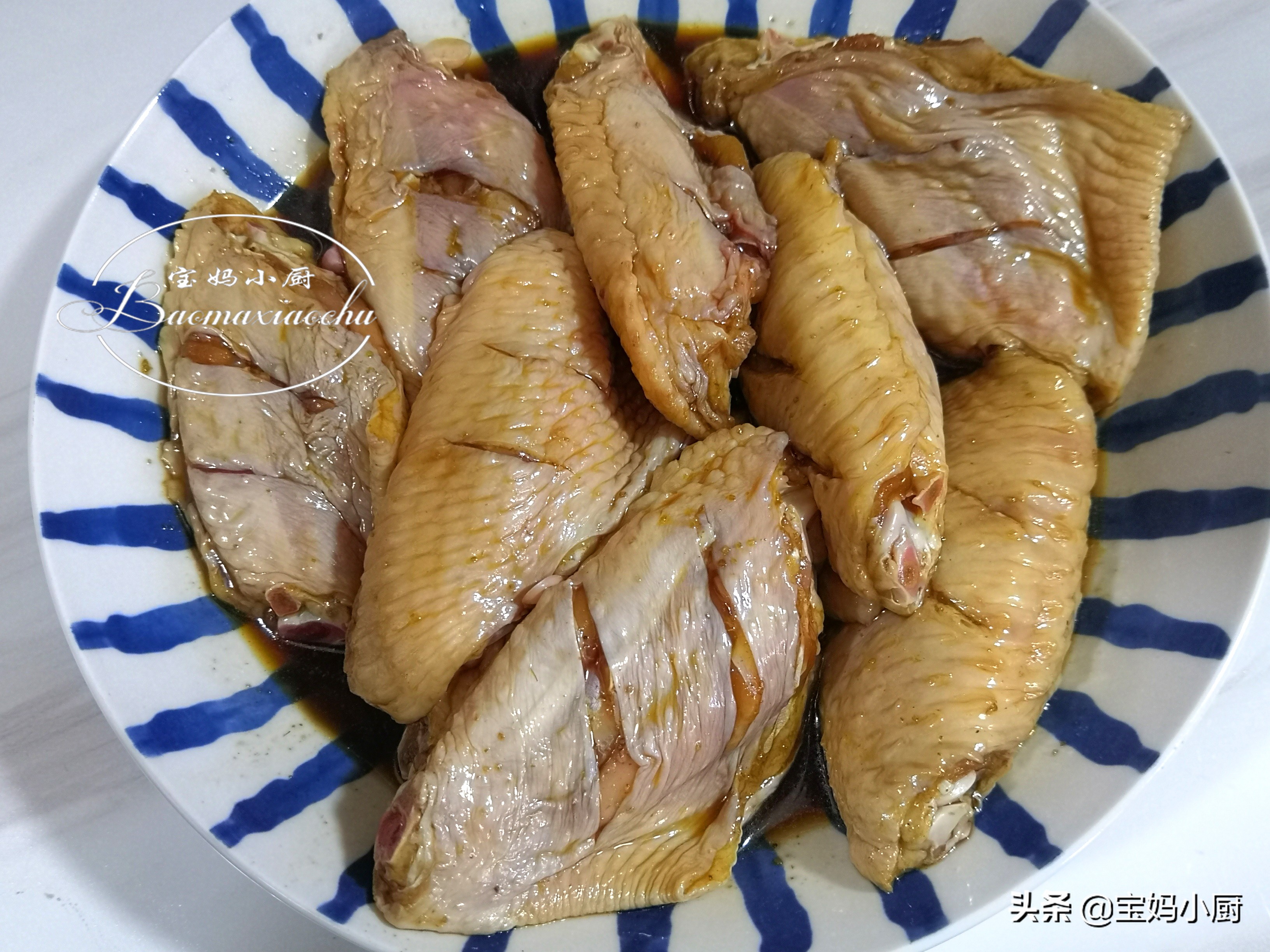 宝妈给孩子做炸鸡翅，不用一滴油，用料简单不繁琐，吃着可香了