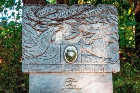 北京闹市中，安葬着一位18岁少年，火车经过也要