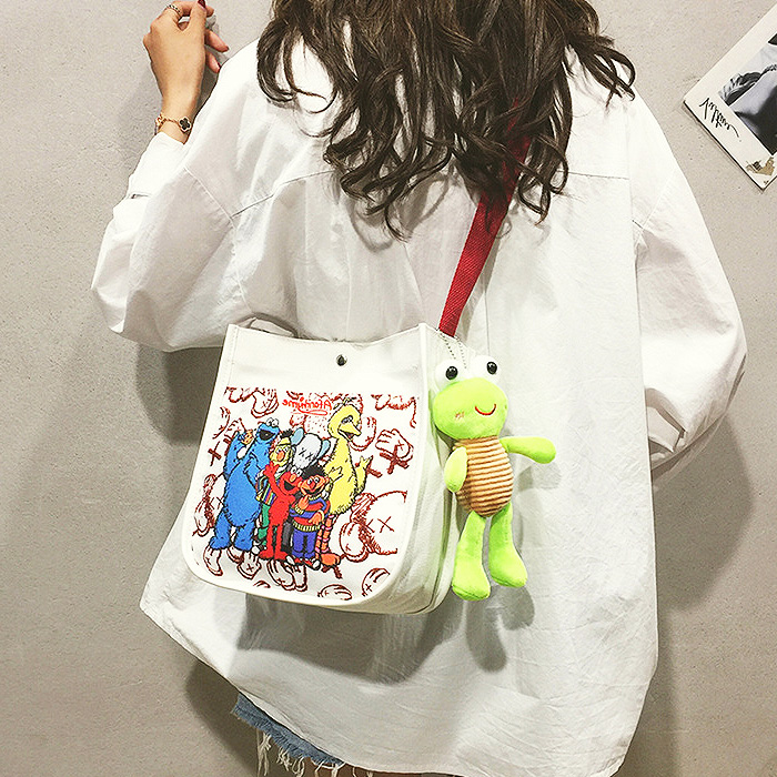 2019新款韩版ins原宿学生包潮芝麻街斜挎包女百搭卡通帆布单肩包
