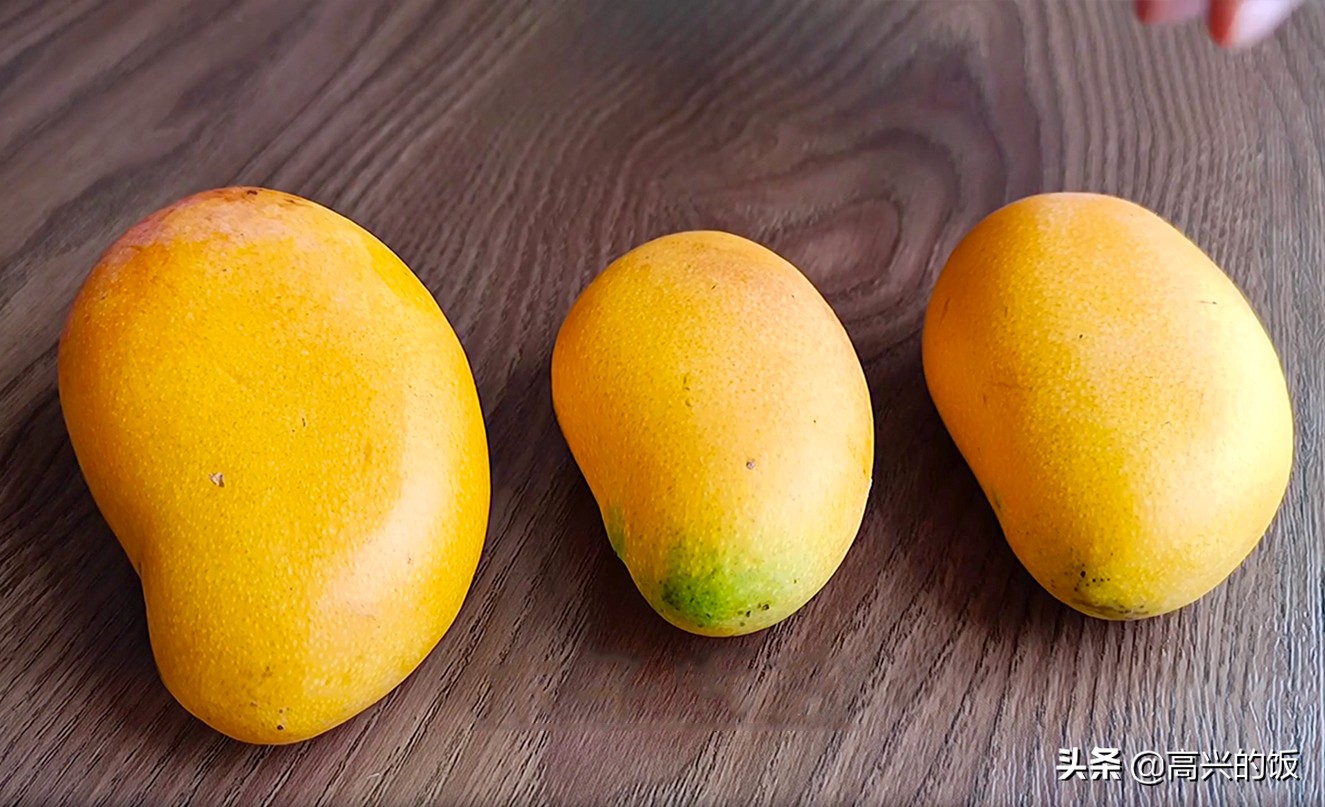 剝芒果皮很簡單，不髒手不流汁，1根筷子就搞定，這方法太棒了