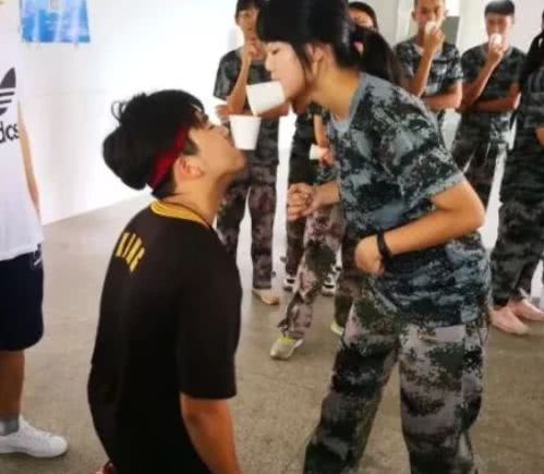 初中时期，男生自认很丢脸，女生眼中却帅气十