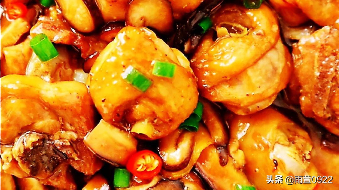 Lazy version of steamed chicken with mushrooms: the chicken is tender and juicy, the mushrooms are fragrant and refreshing, and the soup is rich and delicious.