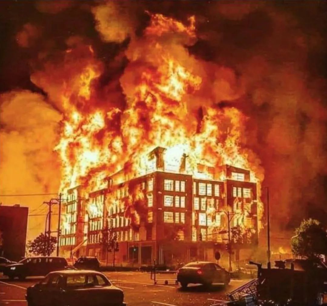 身在美國冒死發聲的記者，這個�神�一樣的中國人火了