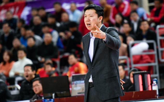 王治郅和二婚妻子近况：两人生活恩爱，妻子身