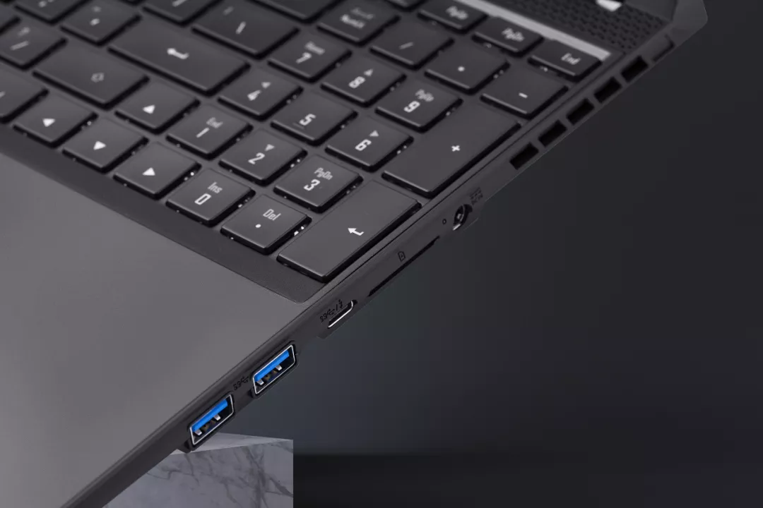 十代酷睿i7八核处理器+RTX 2070S显卡，这款轻薄4K OLED设计本真香！