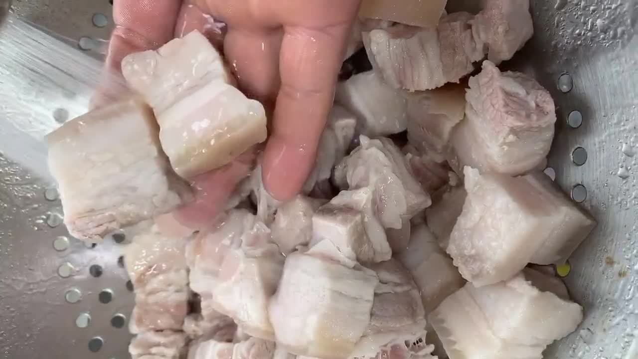 The homemade version of braised pork is fat but not greasy and thin but not firewood. It looks like amber and is super attractive