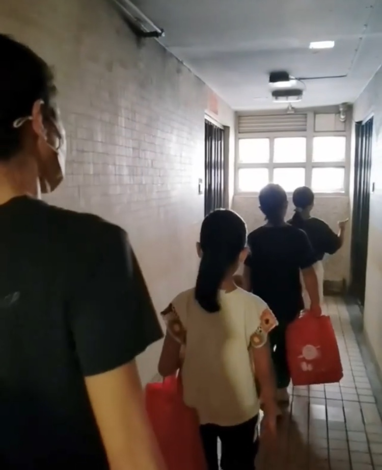 黎姿带3个女儿做善事，为独居长者送中秋礼物，人美心善超暖心