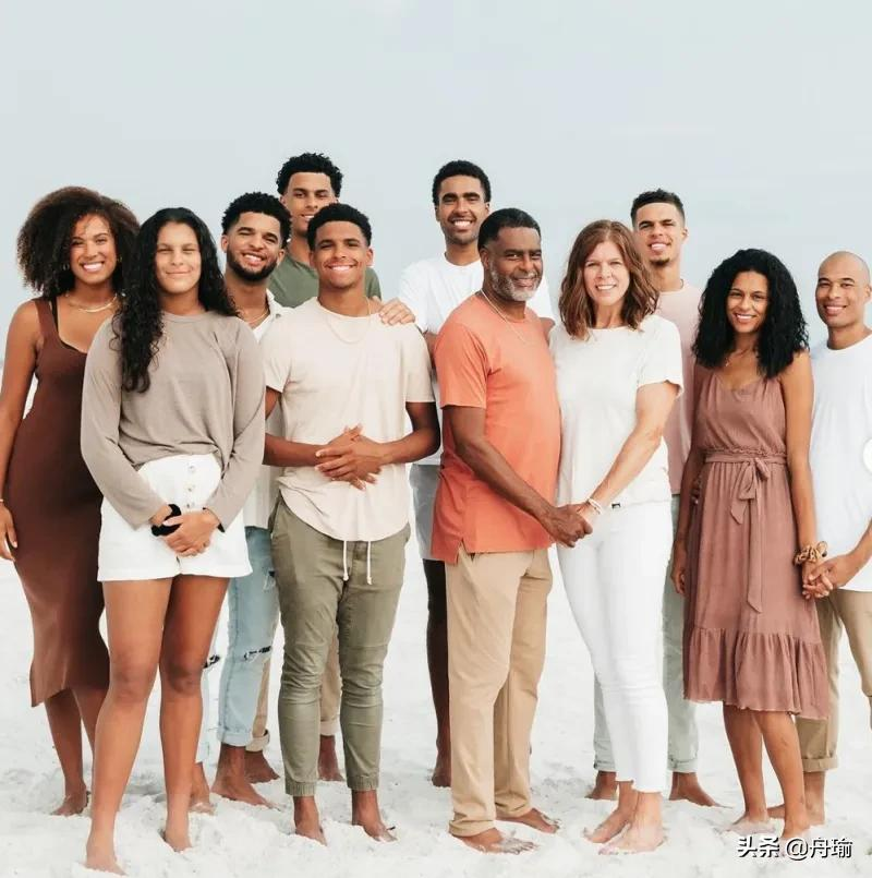 NBA早报:库里爸妈开撕,狼王贝弗利上线,利拉