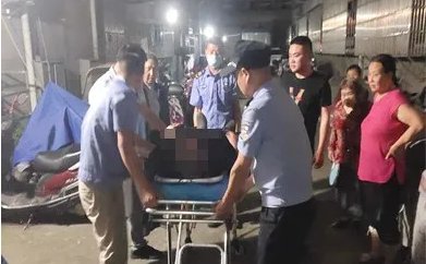 安康独居老人家中摔伤 拍打房门引邻居注意后报警获救