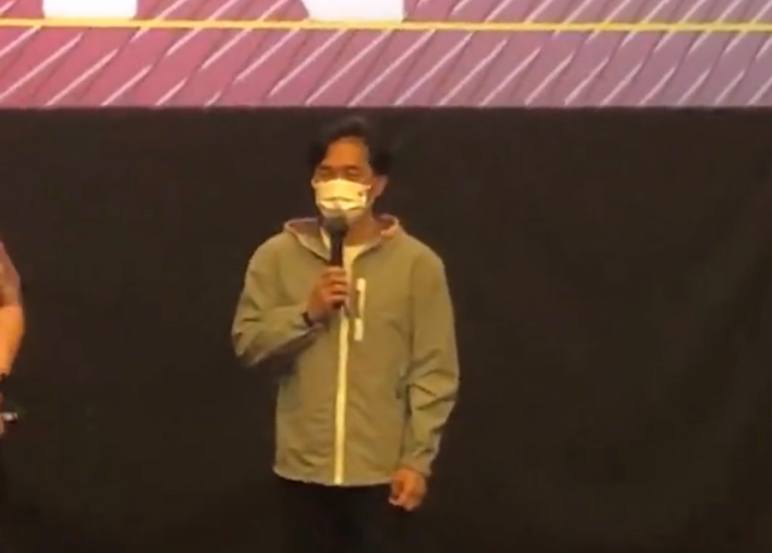 58岁梁朝伟好显老？满脸皱纹衣着朴素，上台发言脸色太差引担忧