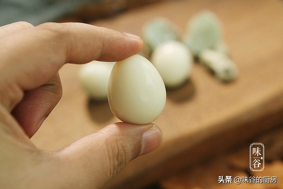 鹌鹑蛋好吃，皮难剥？看我妙招，5分钟剥一盘，个个光滑，超实用