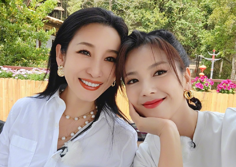 Liu Tao is basked in " wife brigade 5 " group photo, accidental exposure weighs pound flight 2 times, stage of mango of this one season went all out