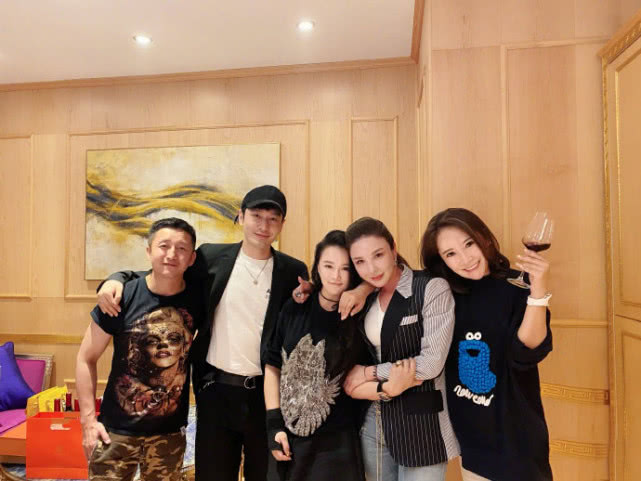 邹市明夫妇与黄晓明聚会，冉莹颖站C位开心出镜