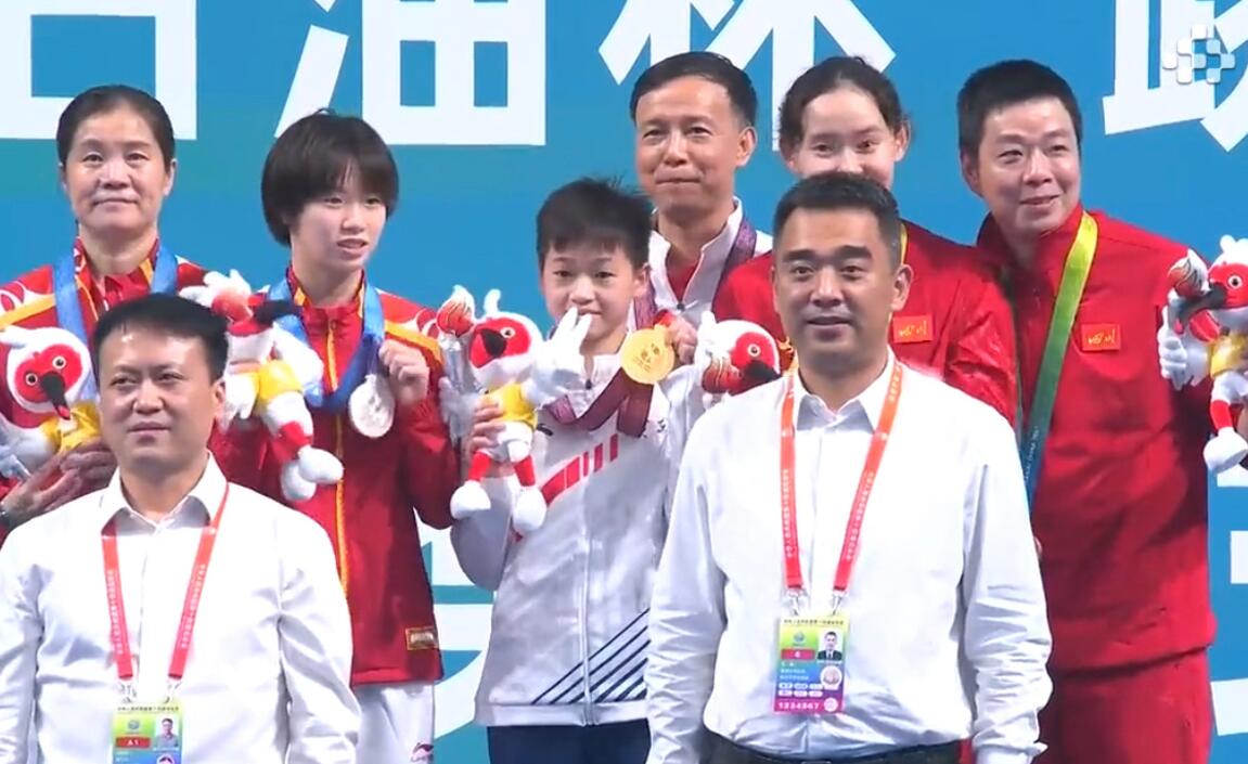 全红婵管晨辰合影比心火了！曹缘拍照何教练直乐，网友：梦幻联动