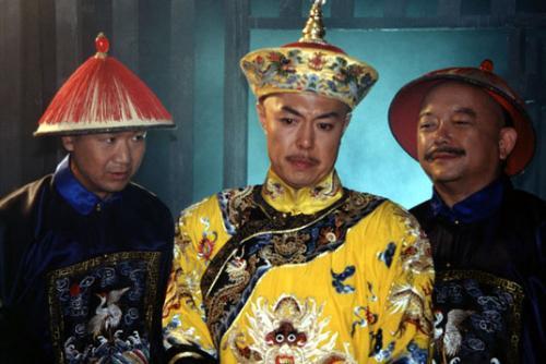 65岁张国立身穿长衫，含泪诵诗歌难掩憔悴，铁三角数他事业忙？