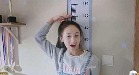 叶一茜带女儿现身，森碟身高直逼妈妈，母女俩穿着朴素接地气