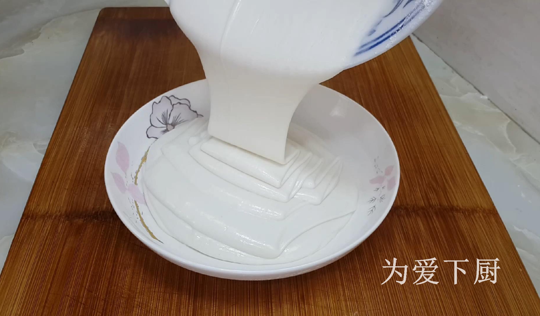 The glutinous rice flour is delicious. Add half a bowl of red beans. It is soft and sweet and more comfortable than cake.