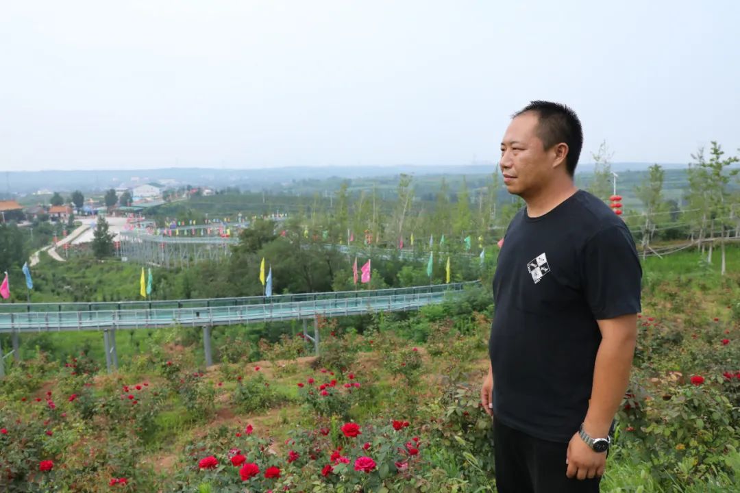 不想在生意场“瞎忙”，他导演了一场乡村“变