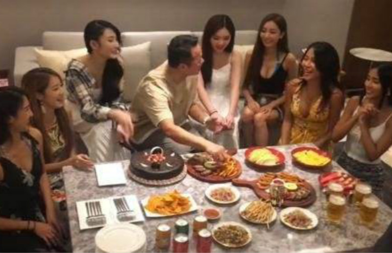 已婚男歌手不避嫌，邀7位美女庆生，前女友自杀