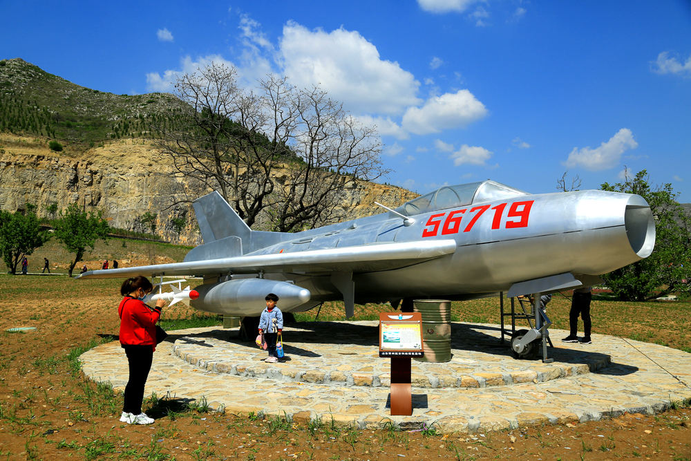 山东青州：大山里建起航空国防教育基地
