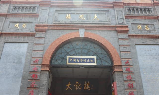 北京前门大街，游客人山人海，全聚德等多家老字号最抢眼