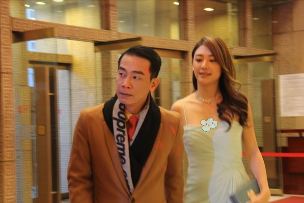 应采儿和陈小春感情真好，参加活动都牵着手，年龄差完全不是问题