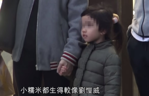 楊冪女兒近照曝光：5歲的小糯米長(zhǎng)相可愛，頭發(fā)扎小馬尾很乖巧