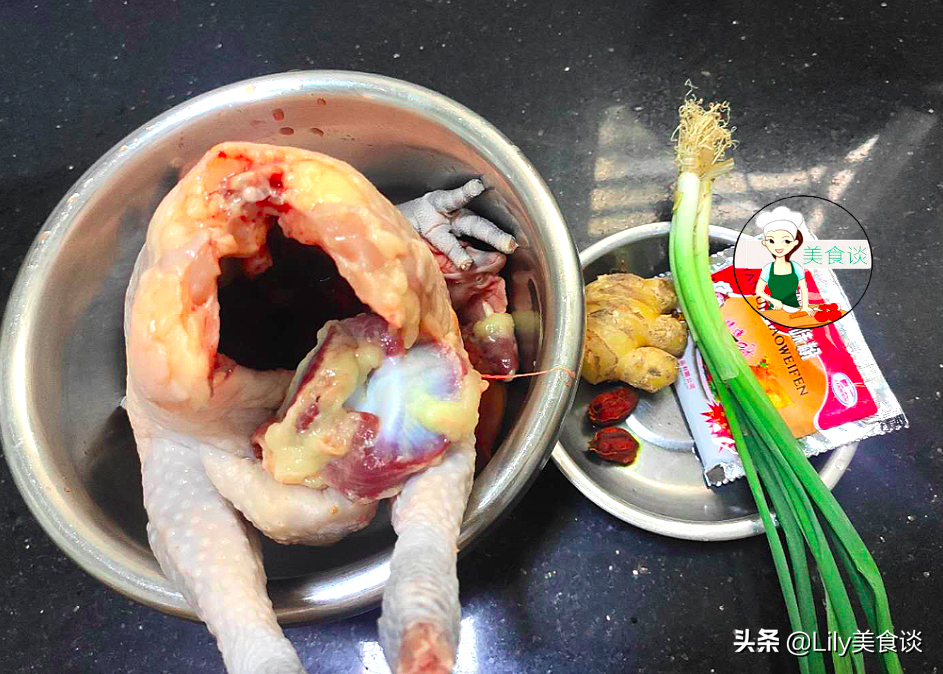 家常鹽焗雞做法，不用埋在鹽堆裡，只需一種調料，跟買的一樣好吃