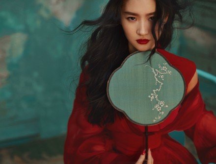 花木兰幕后花絮曝光，笑点满满，刘亦菲上演“女神疑惑”