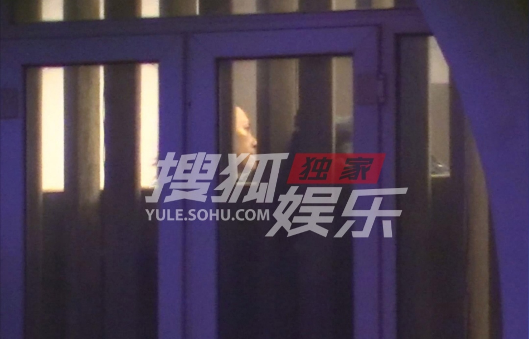 41岁章子怡深夜现身医美诊所，包裹严实显谨慎，曾因显老遭吐槽