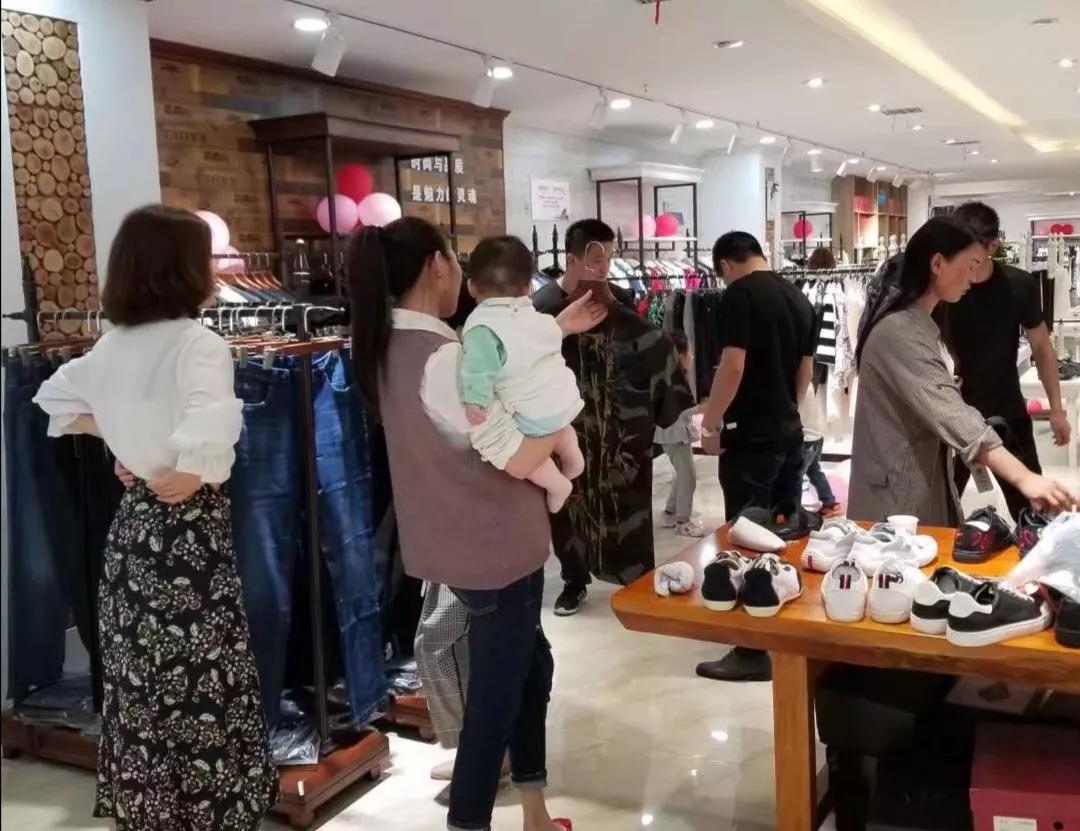 合肥仓储店模式悄然兴起，品牌服装比网店低，客流如潮