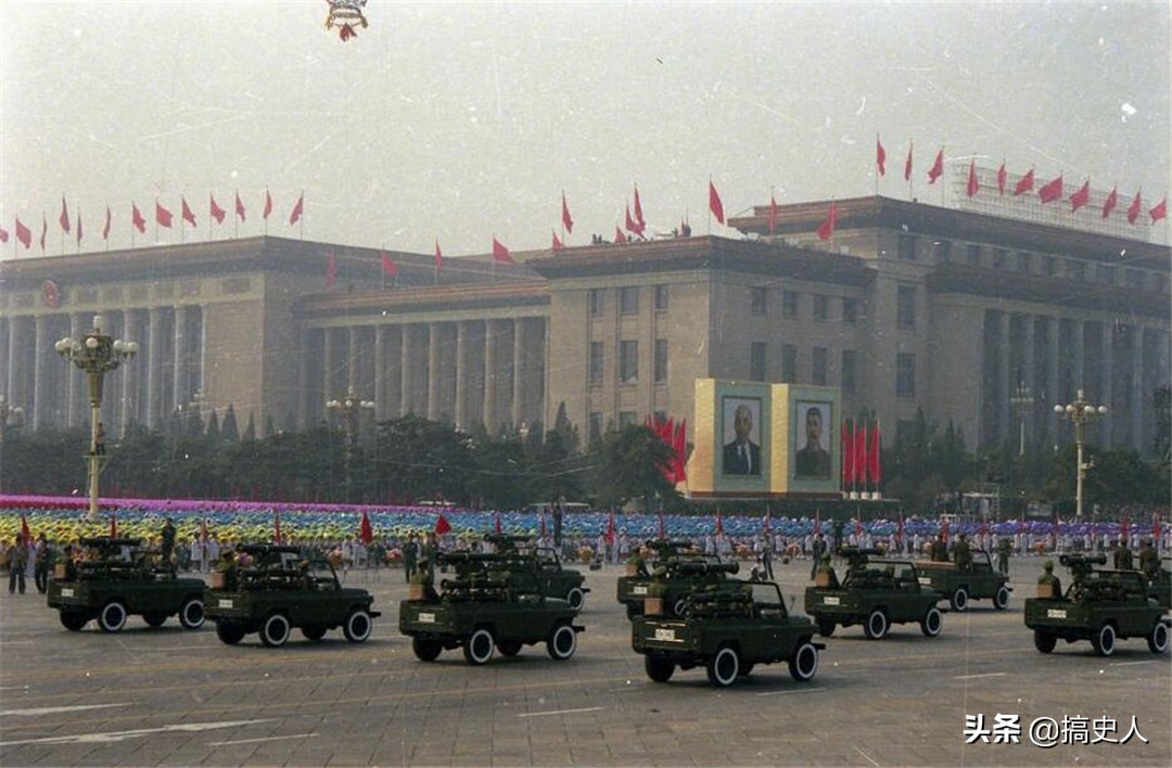 1984年国庆阅兵现场：告别一架飞机循环飞过天安门两次的年代！
