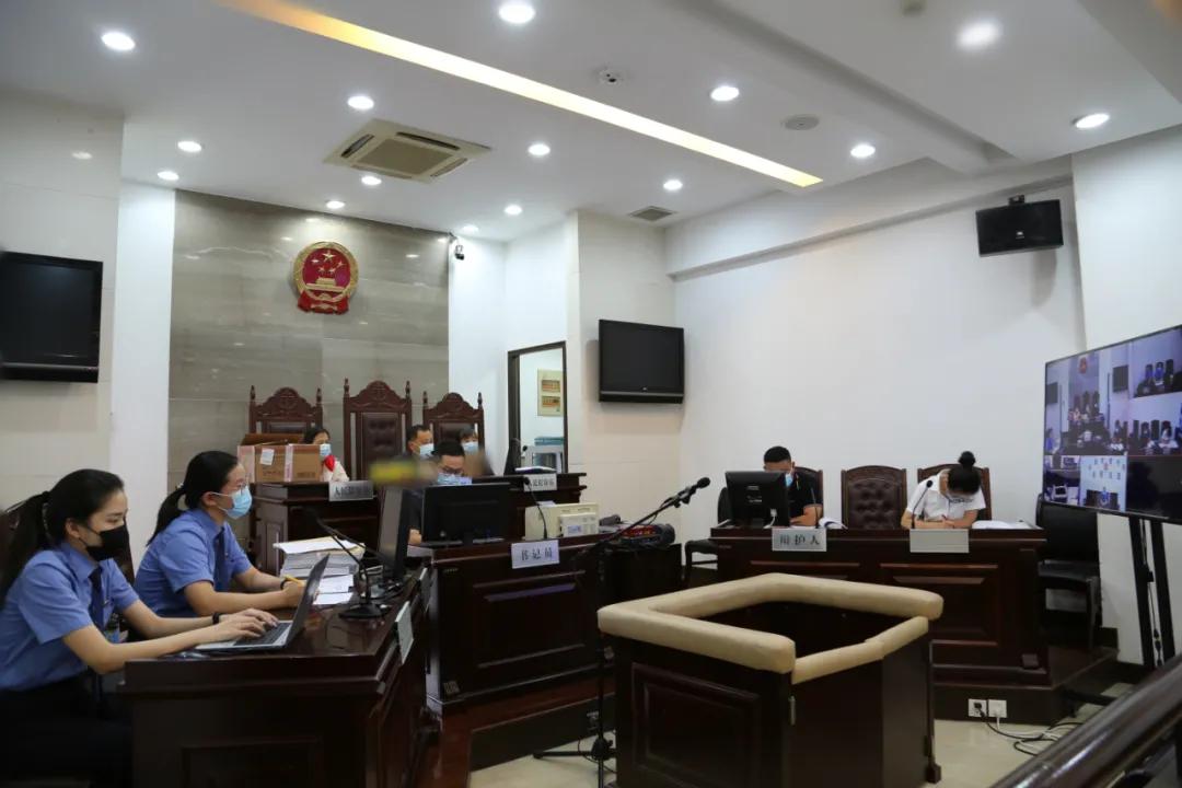 假冒网红食品包装内还有头发？｜今晚九点半