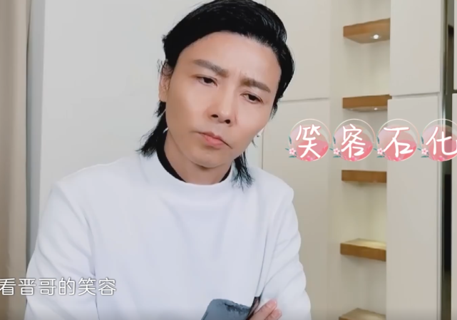 蔡少芬在海上冲浪，当看清全身照那一刻，哪像