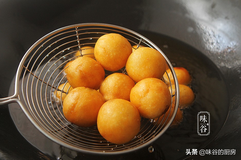 過年必備的炸丸子，家家都能做，不用一滴水，香甜軟糯倍儿好吃
